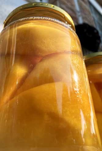 Preserving peaches from Omalo