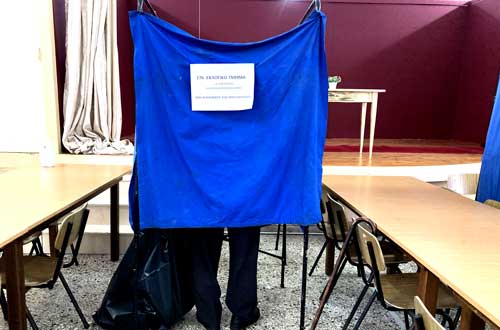 Parlamentwahl, Wahlkabine im Gemeindehaus Pentalofos